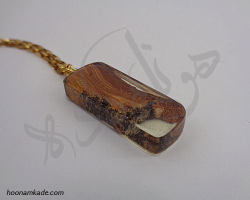 گردن آویز طرح چوب و رزین3