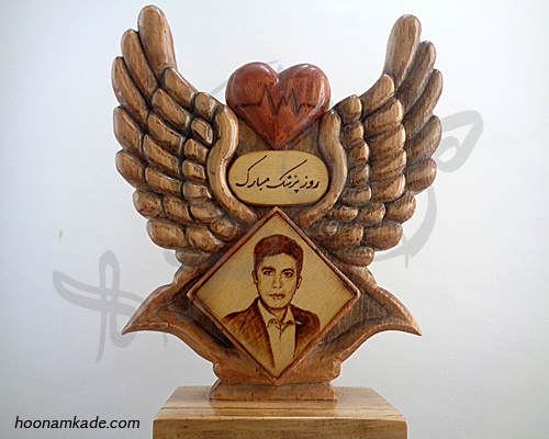 تندیس و لوح به همراه تصویر سوخته نگاری دکتر